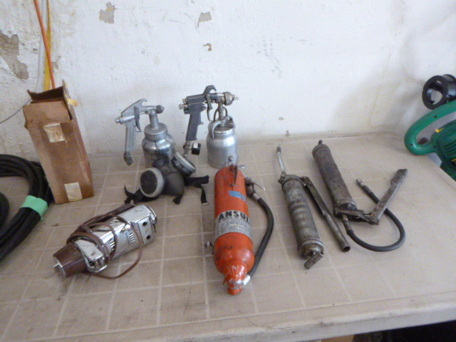 lot 31 image: Garage Items
