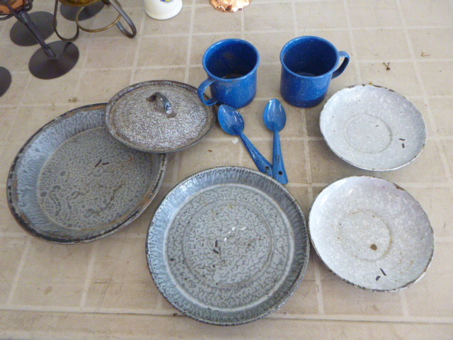 lot 71 image: Vintage Camping Dinnerware