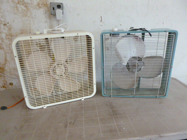lot 81 image: 2 Box Fans