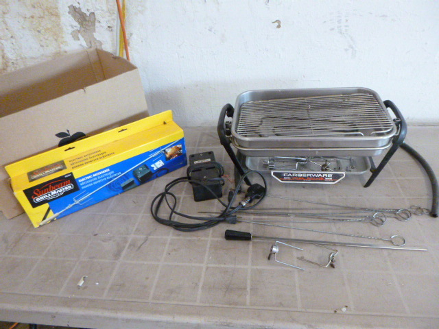 lot 91 image: Farberware Open Hearth Electric Broiler