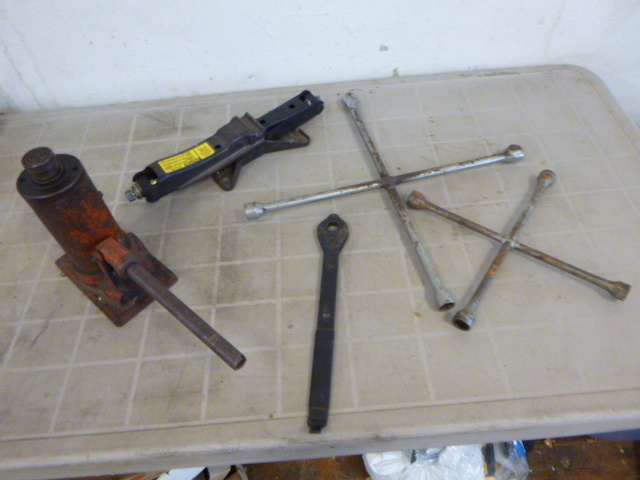 lot 124 image: Jacks and Lug Wrenches