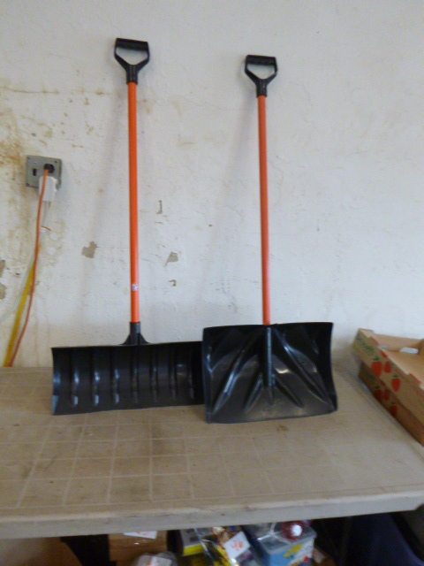lot 139 image: 2 Snow Shovels