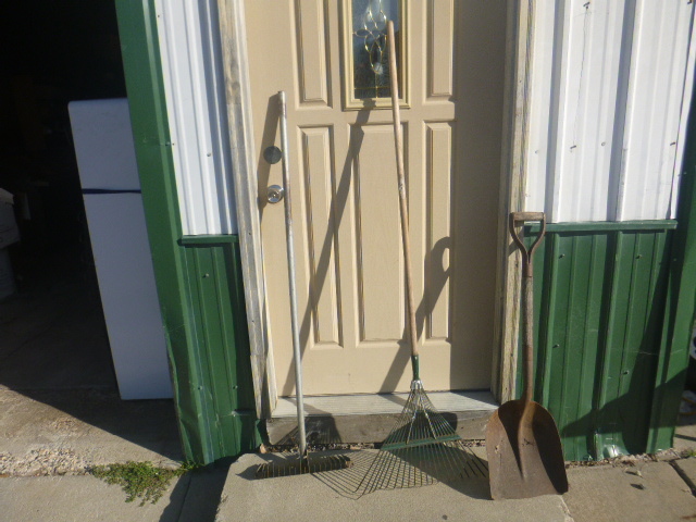 lot 49 image: Garden Tools