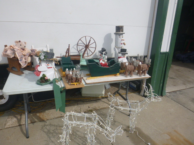lot 53 image: Miscellaneous Christmas Dcor
