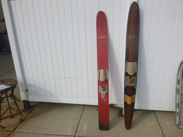 lot 59 image: 2 Skis