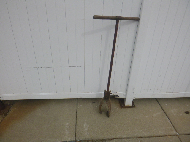 lot 104 image: Vintage Post Hole Digger