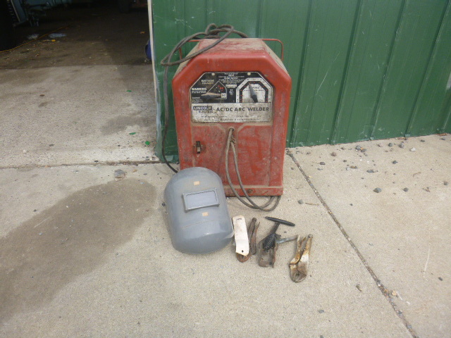 lot 105 image: Lincoln Electric ADDC Arc Welder