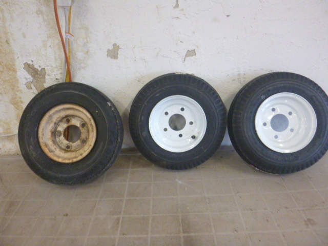 lot 112 image: 3 Trailer Tires