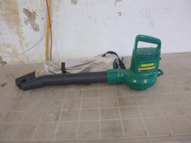 lot 117 image: Weed Eater Ground Sweeper