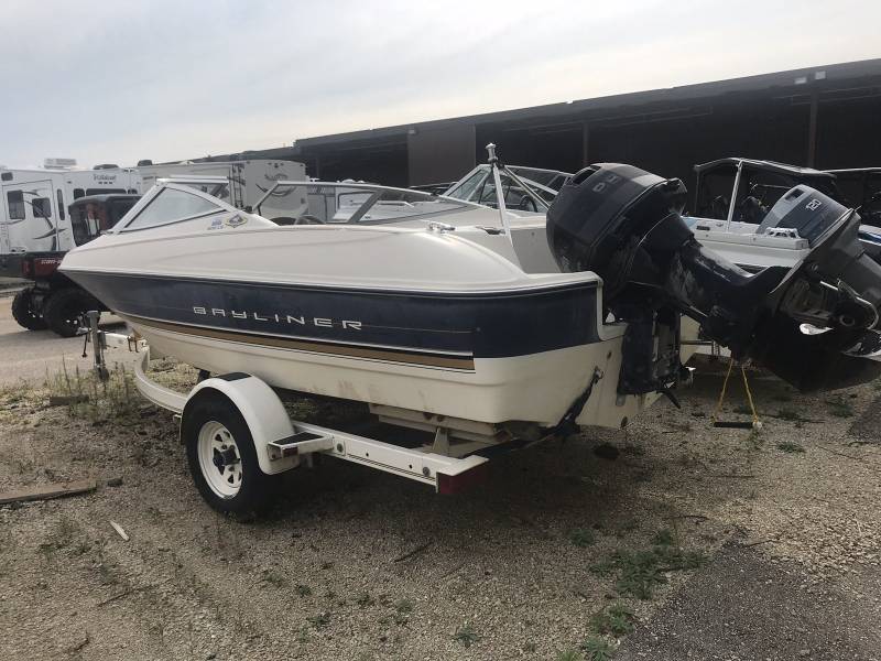 lot 1401 image: 1996 Bayliner 1600 