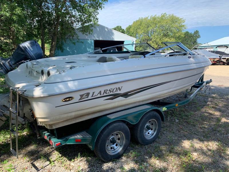 lot 1404 image: 2002 Larson 210SEI 