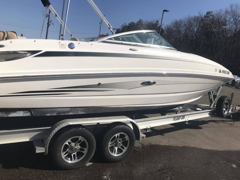 lot 1424 image: 2011 Sea Ray 240 Sundeck 