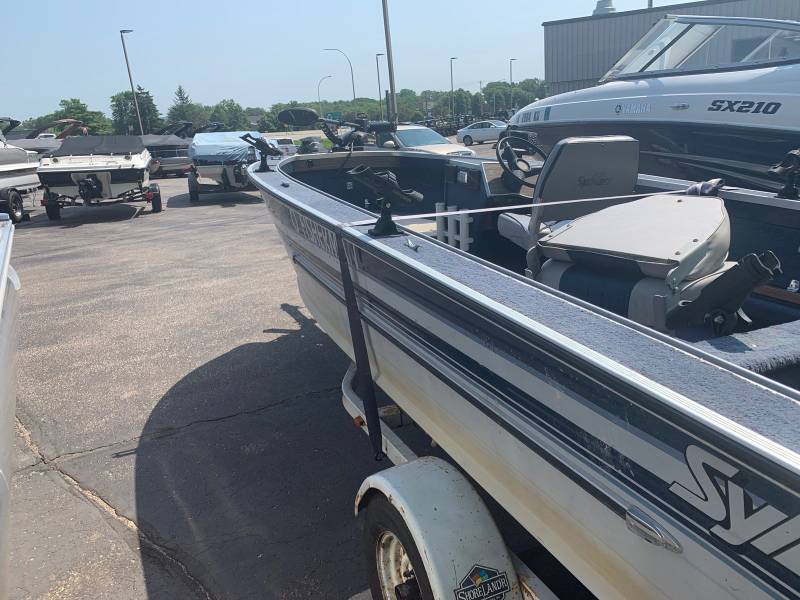 lot 1426 image: 1988 Sylvan Pro Fisherman 