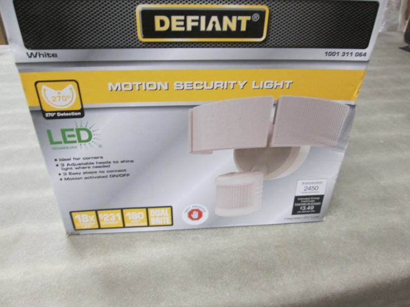lot 46 image: Defiant 270 Degree 3-Head White LED...