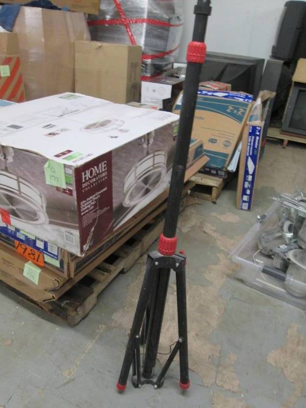 lot 183 image: Tripod...