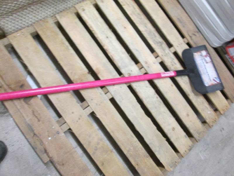 lot 253 image: Pro Grade Flooring Scraper...