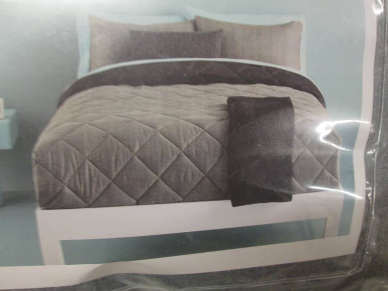 lot 307 image: King 5 piece Microfiber Bed Set...