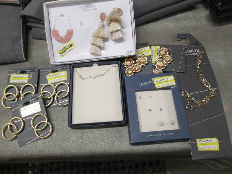 lot 313 image: Assorted Jewelry...