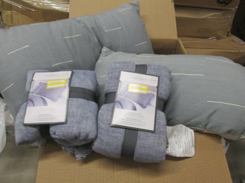 lot 321 image: 2 Linen Shams, 2 Accent pillows...