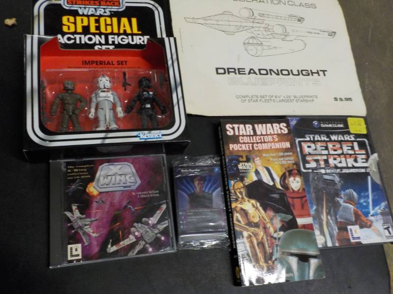 lot 16 image: Star Wars Collectibles...