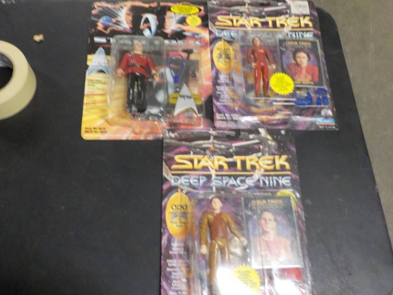 lot 22 image: Star Trek new in package set of 3...