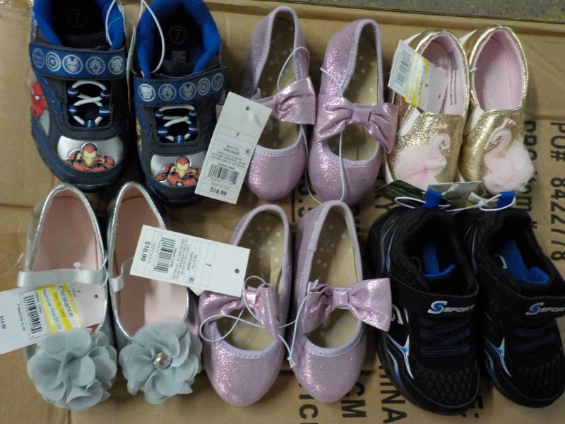 lot 44 image: 6 Pair size 6 and 7 childrens shoe...