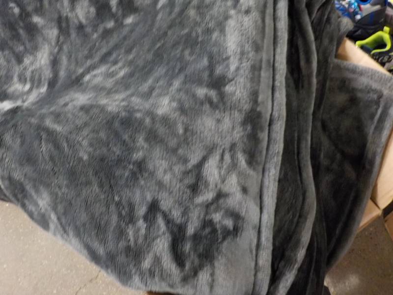 lot 68 image: Grey Micro plush Blanket 72 x 94  ...
