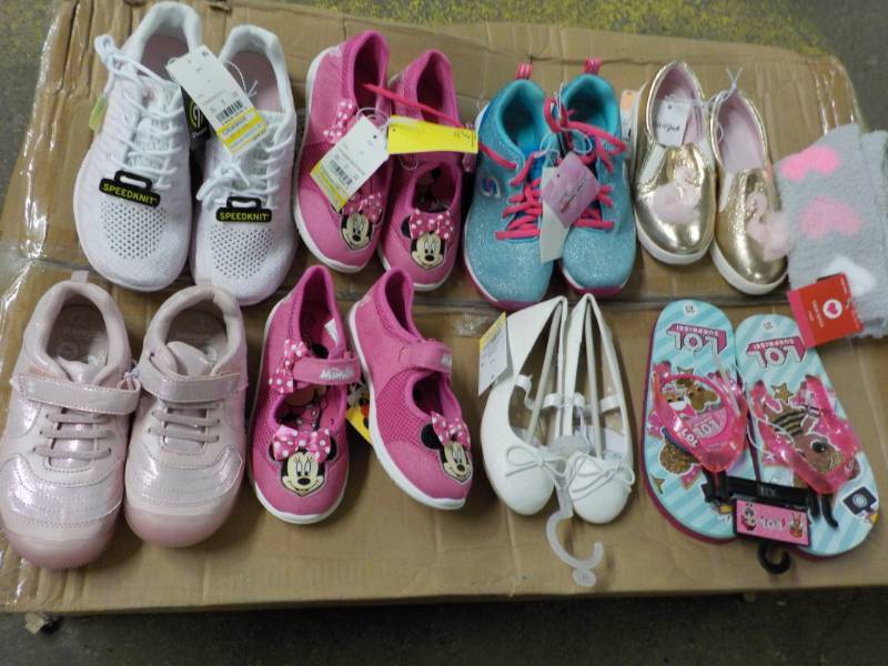 lot 90 image: 8 pairs girls shoes and 1 pair sock...