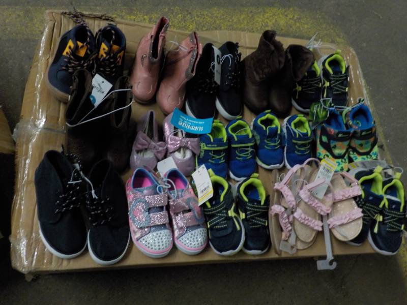 lot 91 image: 16 pairs Childrens shoes and boots...