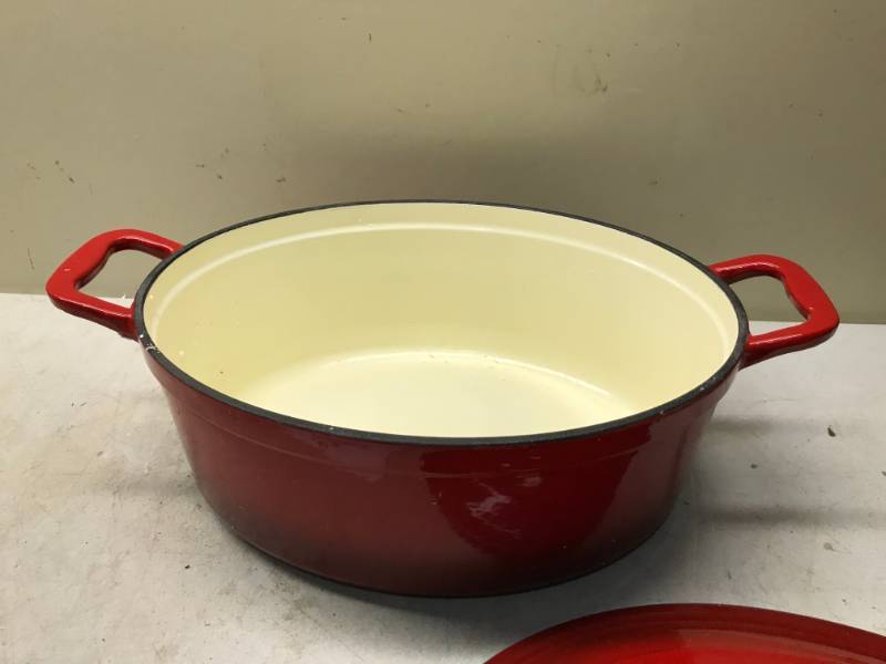lot 24 image: Cooks Companion 8 Qt Cast Iron Dutch Oven With Lid, Good Condition