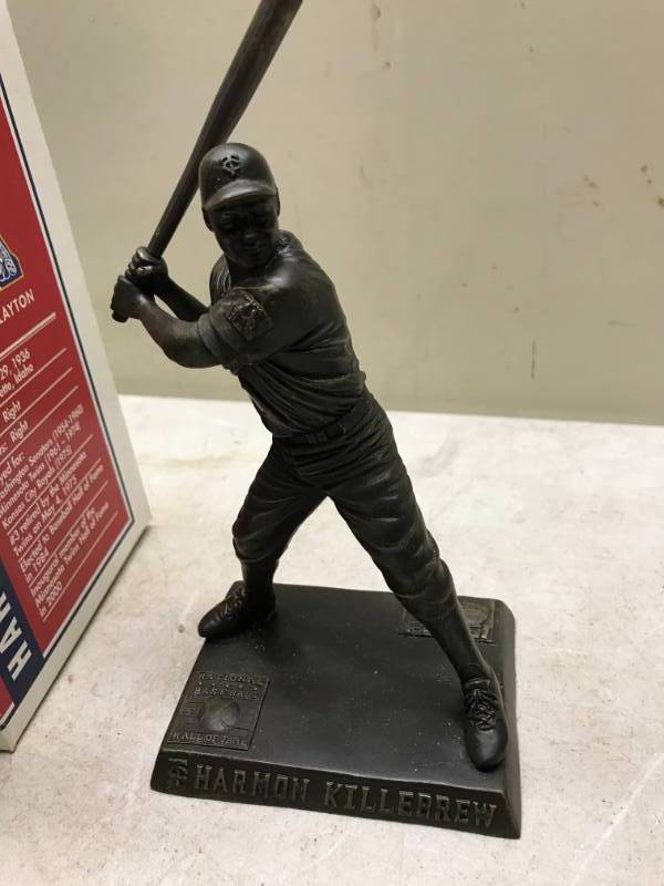 lot 40 image: Harmon Killebrew And Johan Santana Bobble Dobble Figurines