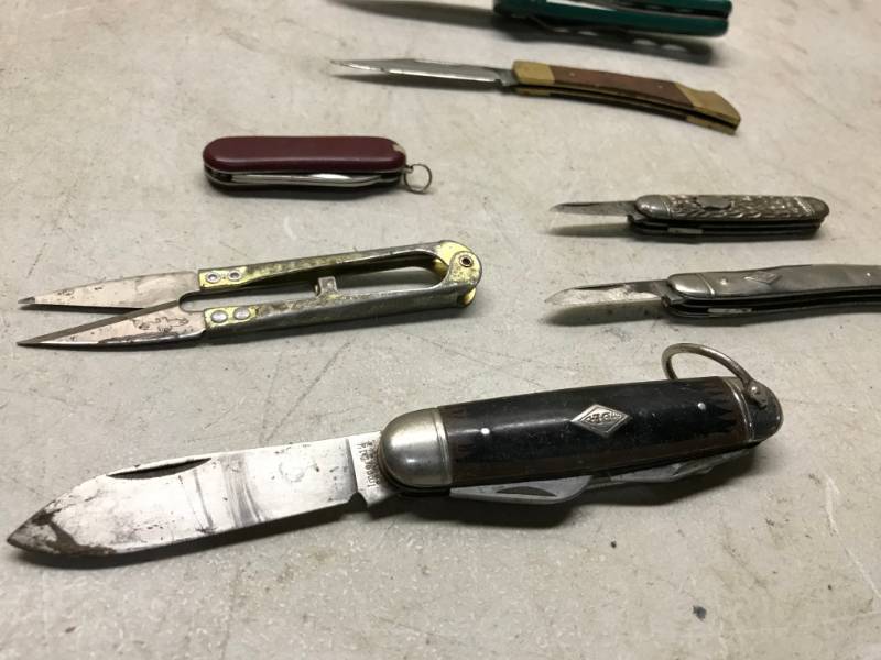 lot 49 image: Lot Of Small Pocket Knives Used, Some Wear