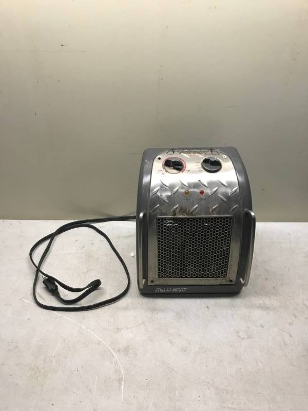 lot 21 image: Small Space Heater, Used, Some Wear, Works