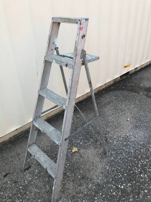 lot 3 image: Between 4 And 5 Aluminum Folding Ladder, Used