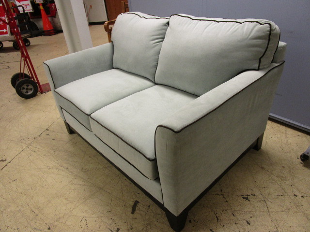 lot 109 image: SLUMBERLAND TUXEDO-STYLE LOVE SEAT