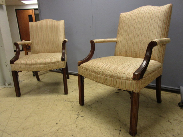 lot 115 image: PAIR OF UPHOLSTERED CHAIRS