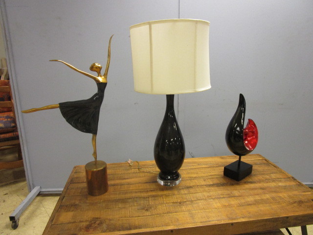 lot 119 image: FIGURAL AND MODERN ART STATUES WITH LAMP
