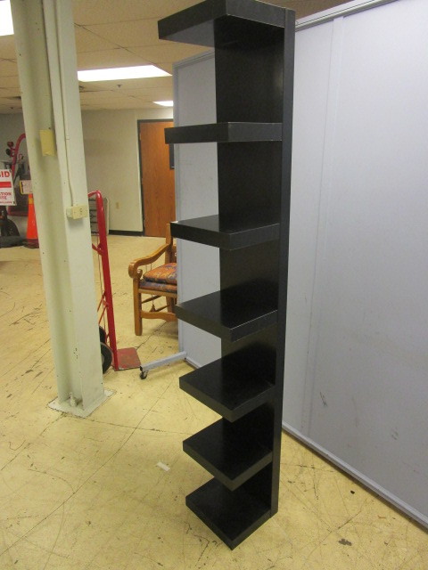 lot 120 image: CONTEMPORARY VERTICAL DISPLAY COLUMN