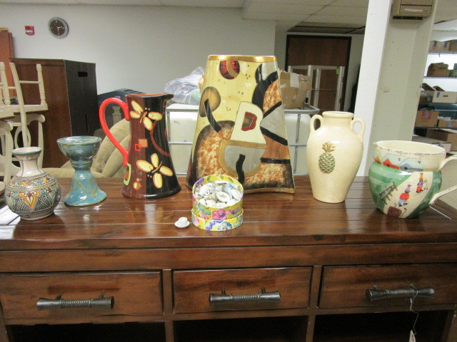 lot 127 image: VARIOUS GLASS AND POTTERY HOME ACCESSORIES