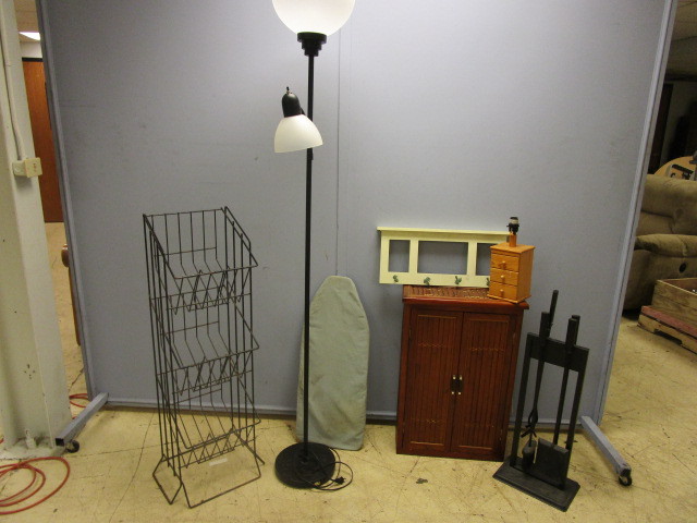 lot 129 image: ASSORTED HOUSEWARES