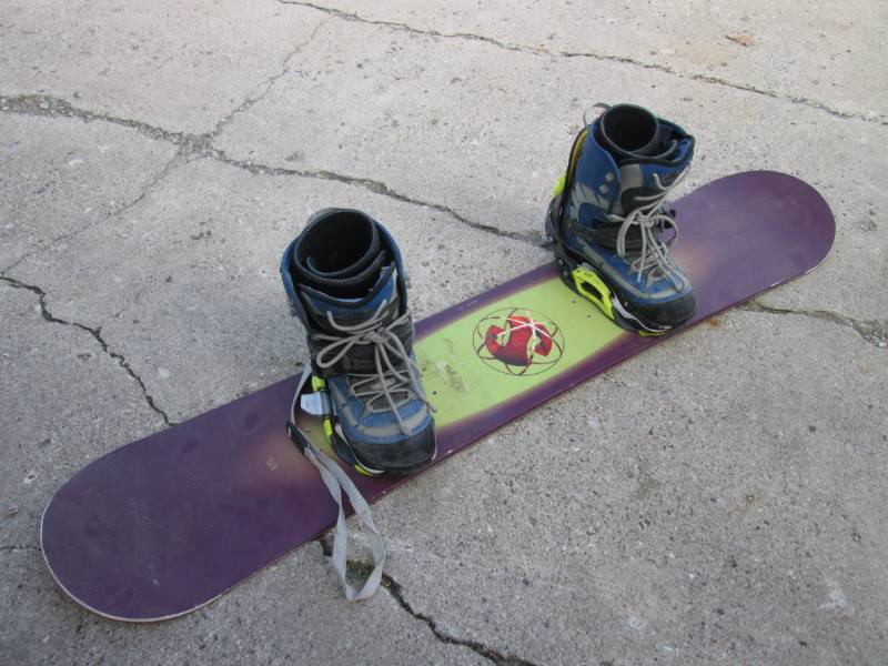 lot 9 image: Smith Snowboard with Vans Size 10 B...