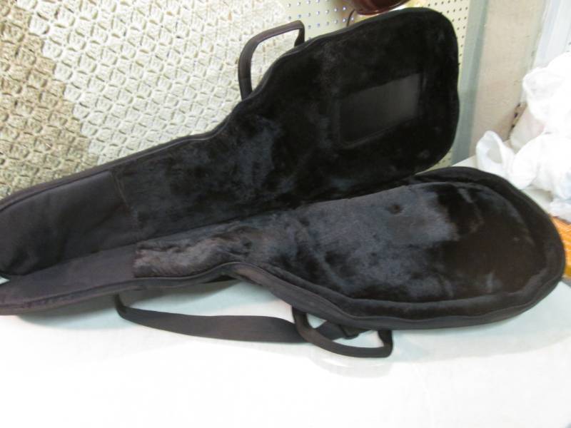 lot 11 image: Levys KME-007 Electric Guitar Case...