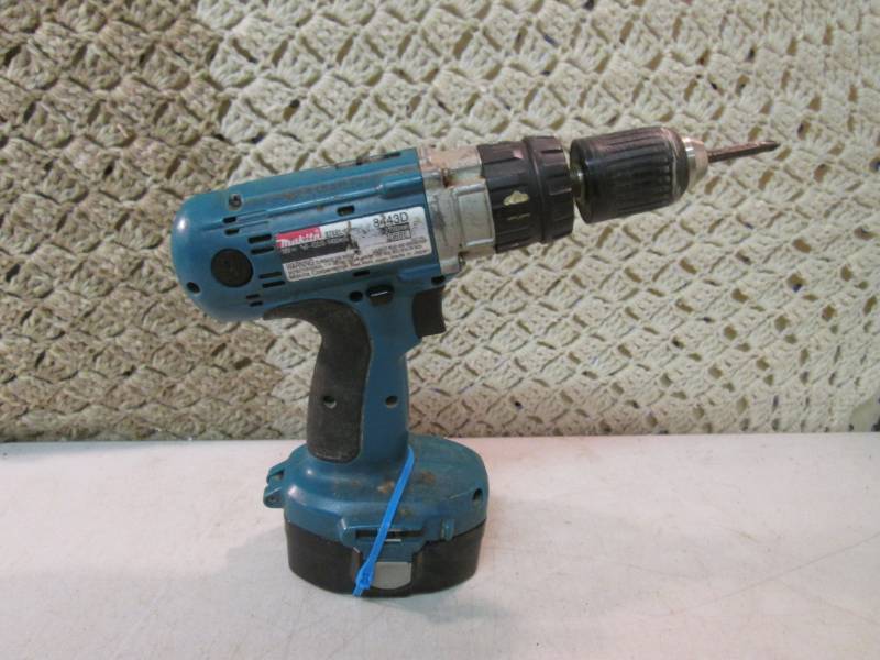 lot 19 image: Makita 18V Cordless Drill with Batt...