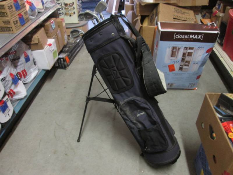 lot 40 image: Datrek Self-Standing Golf Bag with ...