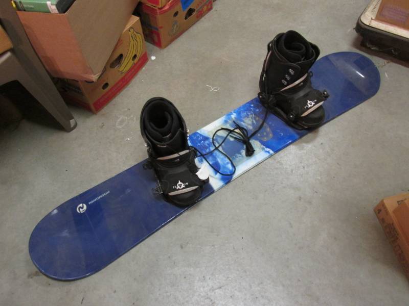 lot 52 image: Rossignol Snowboard with Flow Rival...