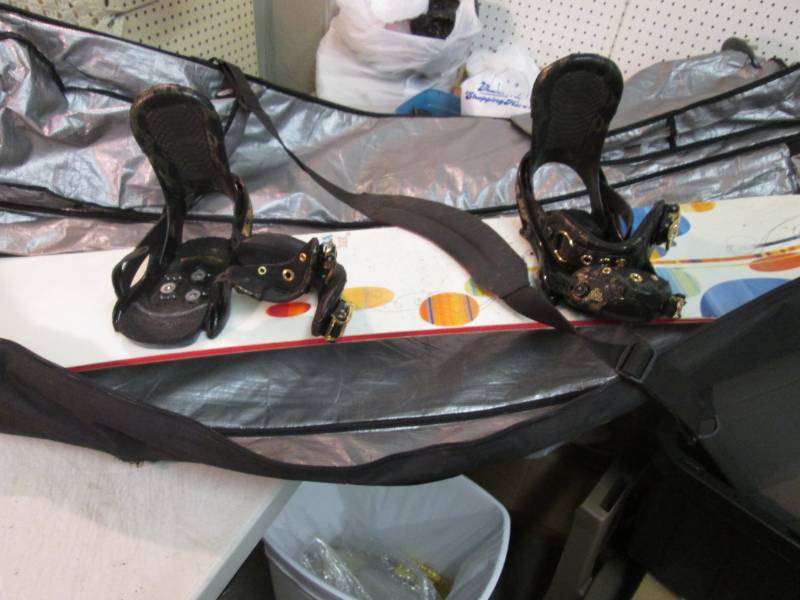 lot 53 image: Burton Lux 43 (143 cm) Snowboard wi...