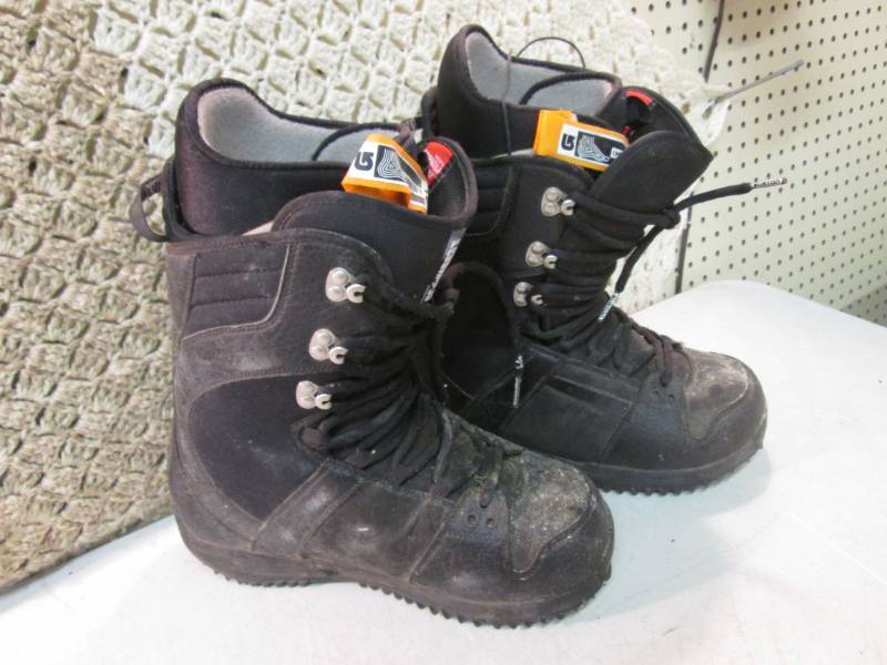 lot 58 image: Pair of Burton Freestyle Imprint 2 ...