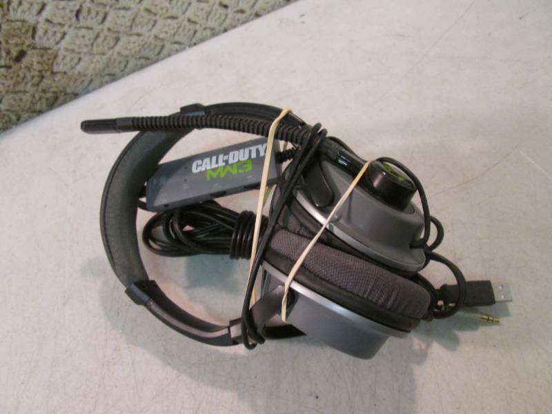 lot 67 image: Call of Duty MW3 Headphones with Mi...