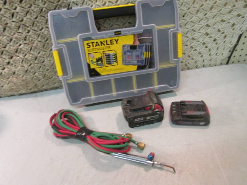 lot 74 image: Stanley Sortmaster, Batteries and S...