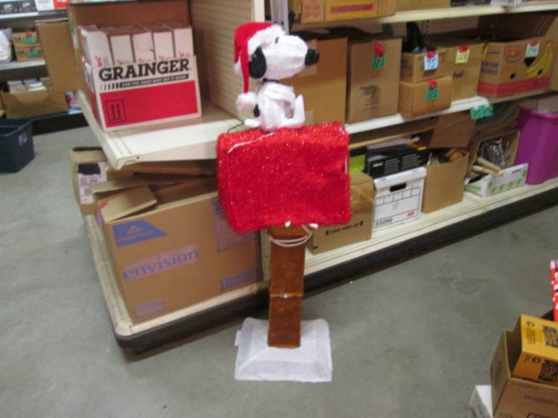 lot 98 image: Light-Up Automated Christmas Mailbo...
